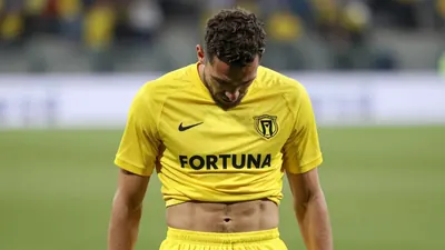 Fortuna Sittard speelde vrijwel de hele wedstrijd met tien man na een rode kaart voor Ole Romeny en verloor met 2-0 van...